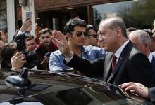 Turkish President Recep Tayyip Erdogan waves to supporters as he leaves Eyup Sultan mosque in Istanbul, Turkey, April 17, 2017. PHOTO BY REUTERS/Murad Sezer