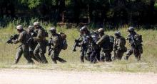 Soldiers take part in an exercise of the U.S. Army's Global Response Force in Hohenfels near Regensburg, August 26, 2015. PHOTO BY REUTERS/Michael Dalder