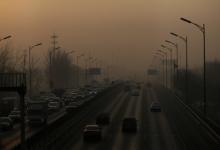 Vehicles drive on the 5th Ring Road in smog during morning rush hour on the fourth day after a red alert was issued for heavy air pollution in Beijing, China, December 19, 2016. PHOTO BY REUTERS/Jason Lee