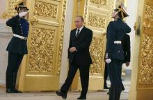 Russia's President Vladimir Putin walks past honor guards as he attends a ceremony to receive diplomatic credentials from foreign ambassadors at the Kremlin in Moscow, Russia, November 26, 2015. PHOTO BY REUTERS/Sergei Ilnitsky