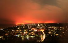 Wildfires burn near Plettenberg Bay, South Africa, June 8, 2017. Strong winds fanned fires destroyed houses and prompted the evacuation of thousands of residents in nearby Knysna. Picture taken June 8, 2017. PHOTO BY REUTERS/Juanita Eksteen