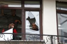 Workers remove glass from the broken window next to the scene of a suicide bombing at Istiklal street, a major shopping and tourist district, in central Istanbul, Turkey, March 20, 2016. PHOTO BY REUTERS/Osman Orsal
