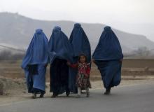 Afghan women walk along a street on the outskirts of Kabul, Afghanistan, March 1, 2016. PHOTO BY REUTERS/Omar Sobhani