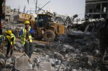 Palestinian workers participate in efforts to clear the rubble of a school, that witnesses said was destroyed by Israeli shelling during the most recent conflict between Israel and Hamas, in the east of Gaza City, December 3, 2014. PHOTO BY REUTERS/Suhaib Salem