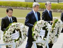 U.S. Secretary of State John Kerry (2nd L) prepares to lay a wreath at the cenotaph with Japan's Foreign Minister Fumio Kishida (L), Britain's Foreign Minister Philip Hammond and other fellow G7 foreign ministers at Hiroshima Peace Memorial Park and Museum in Hiroshima, Japan, April 11, 2016. PHOTO BY REUTERS/Kyodo