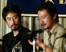 Japanese freelance journalist Yasuda Jumpei (L) and human rights activist Nobutaka Watanabe speak at the Foreign Correspondents' Club of Japan in Tokyo, in this April 27, 2004 file photo. PHOTO BY REUTERS/Kimimasa Mayama