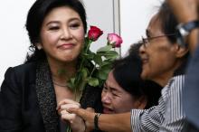 Ousted former Thai prime minister Yingluck Shinawatra greets supporters as she arrives at the Supreme Court in Bangkok, Thailand, August 1, 2017. PHOTO BY REUTERS/Athit Perawongmetha