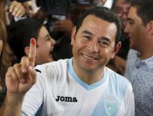 Jimmy Morales, presidential candidate for the National Convergence Front party (FCN) shows his ink-stained finger after casting his vote at a polling station in Guatemala City, October 25, 2015. PHOTO BY REUTERS/Jorge Dan Lopez
